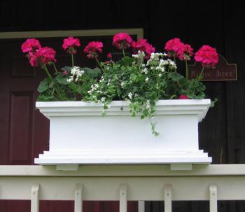 &nbsp;The Maine Bucket Company Contemporary Deck Rail Planter