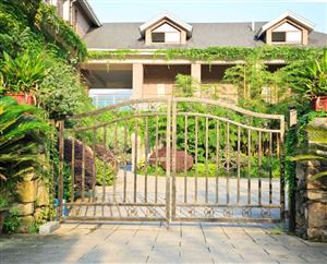 An Estate Gate for Homes of all Sizes